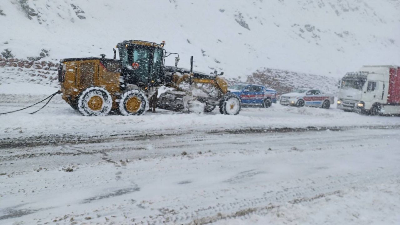 Erzurum'da jandarma ekipleri, karda mahsur kalan hastaları kurtardı