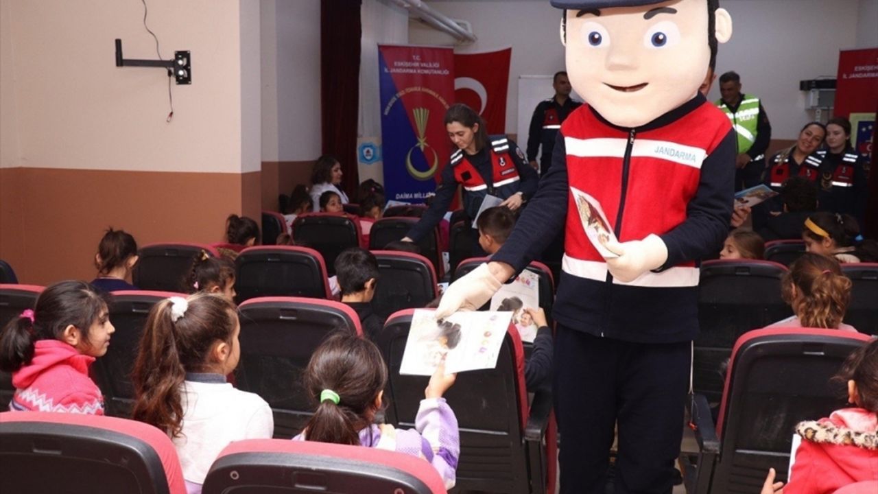 Eskişehir'de jandarmadan ilkokul öğrencilerine ziyaret