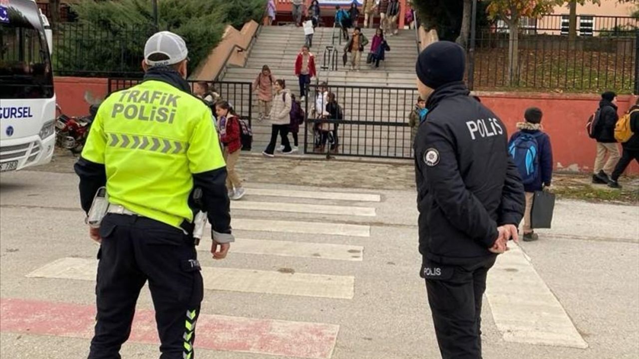Eskişehir'de polis ekipleri okul çevrelerinde denetimlerini sürdürüyor
