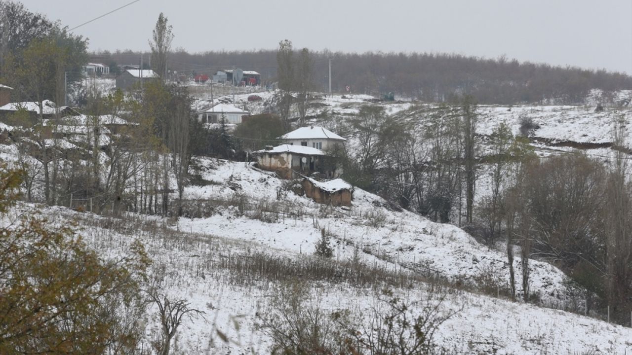 Eskişehir'in yüksek kesimlerinde kar yağışı aralıklarla etkili oluyor