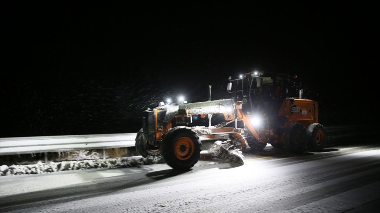 Kars'ta yoğun kar nedeniyle zincirsiz tırların geçişine izin verilmiyor