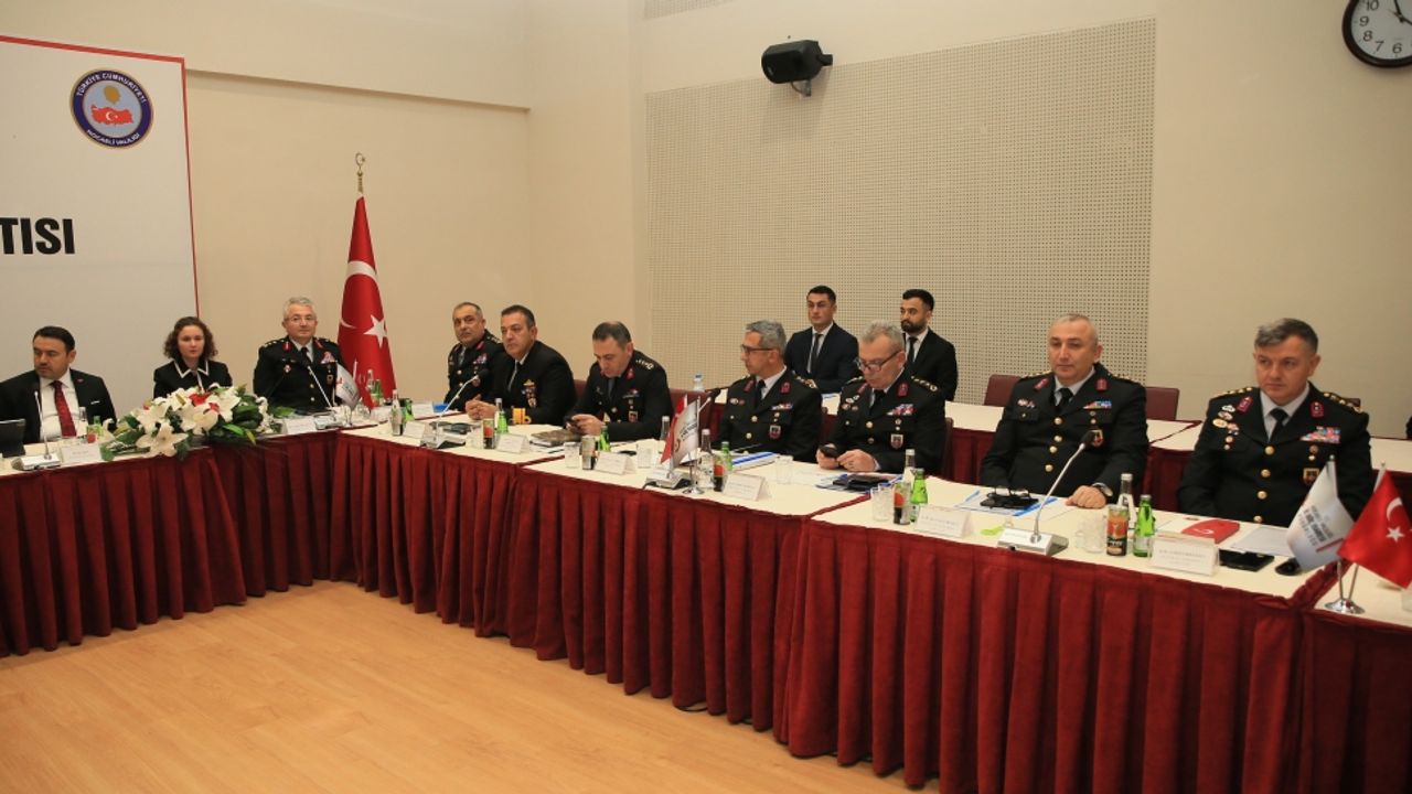 Kocaeli'de 8 ilden yetkililerin katılımıyla düzenlenen toplantıda "düzensiz göçle mücadele" konuşuldu