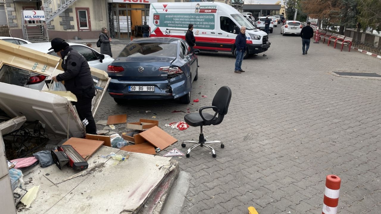 Nevşehir'de hastanenin bahçesine giren otomobil, güvenlik kulübesi ve 3 araca çarptı