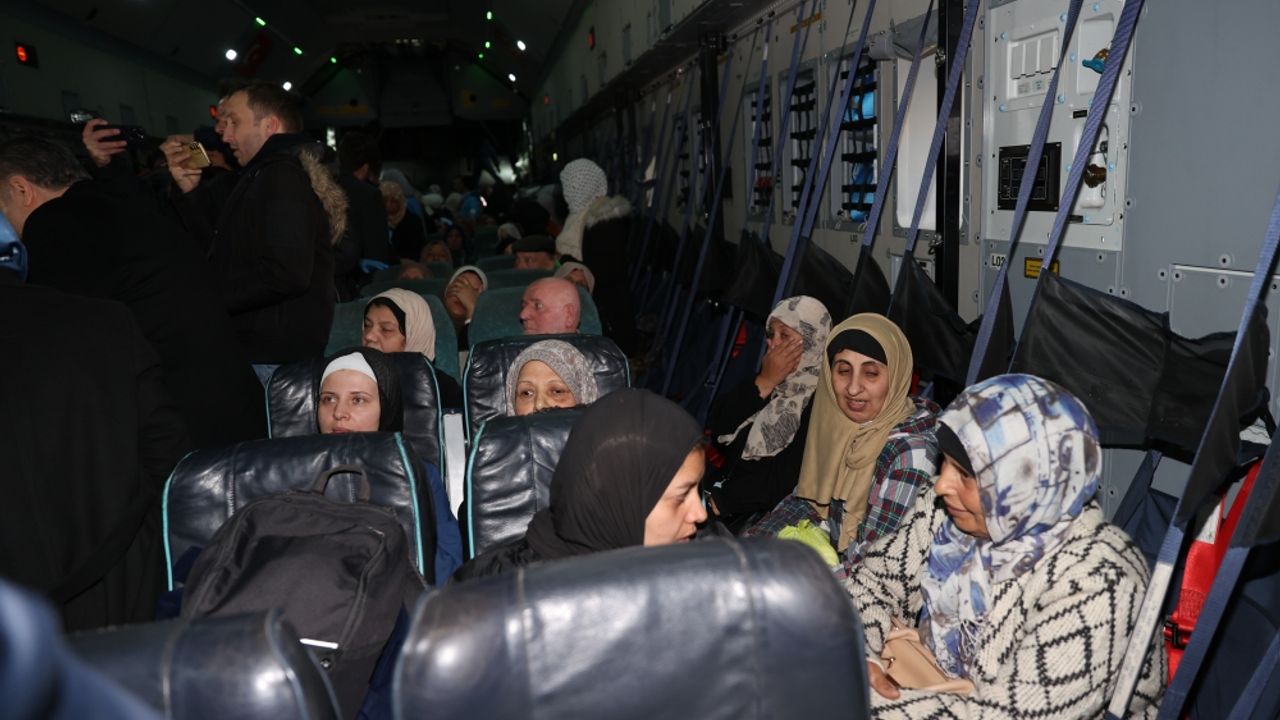 Sağlık Bakanı Koca, Gazzeli hastaları havaalanında karşıladı: