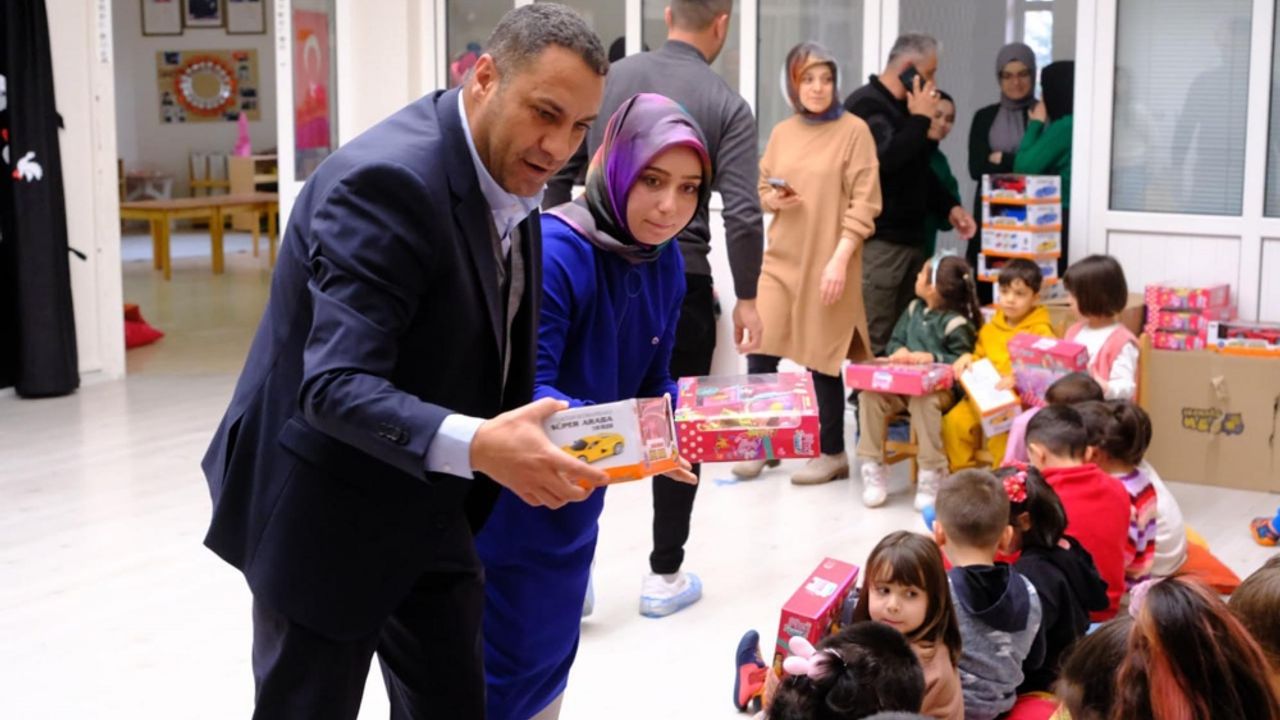 Sorgun Belediye Başkan Ekinci, çocuklara oyuncak hediye etti