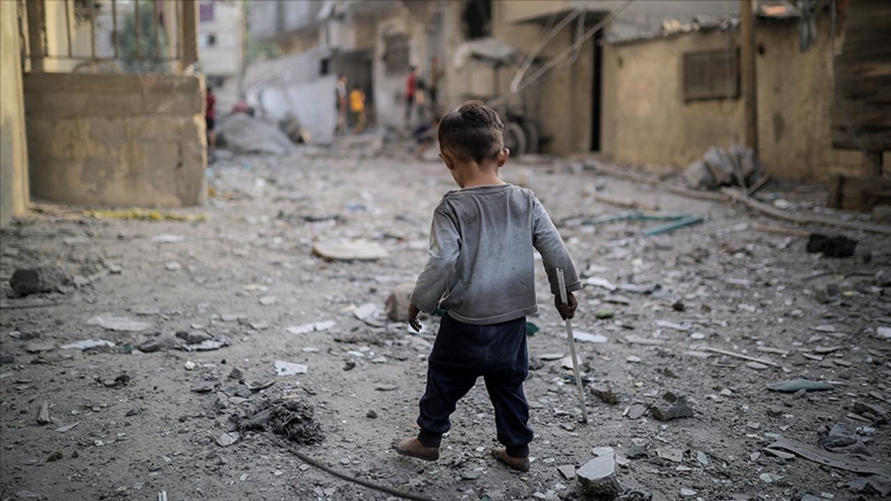 Gazze'de yaklaşık 800 bin çocuk yerinden edildi