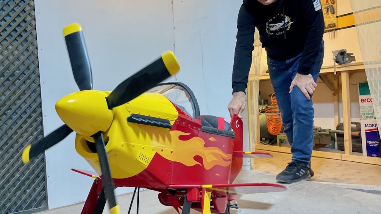 Emekli makine mühendisi oyuncak ve havacılık tutkusunu ürettiği pedallı uçaklarda yaşatıyor