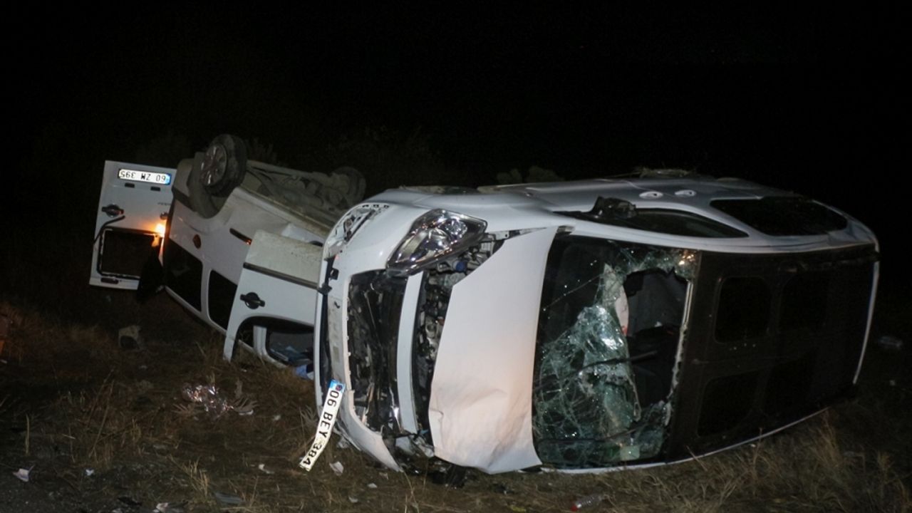 Uşak'ta iki hafif ticari aracın çarpıştığı kazada 8 kişi yaralandı