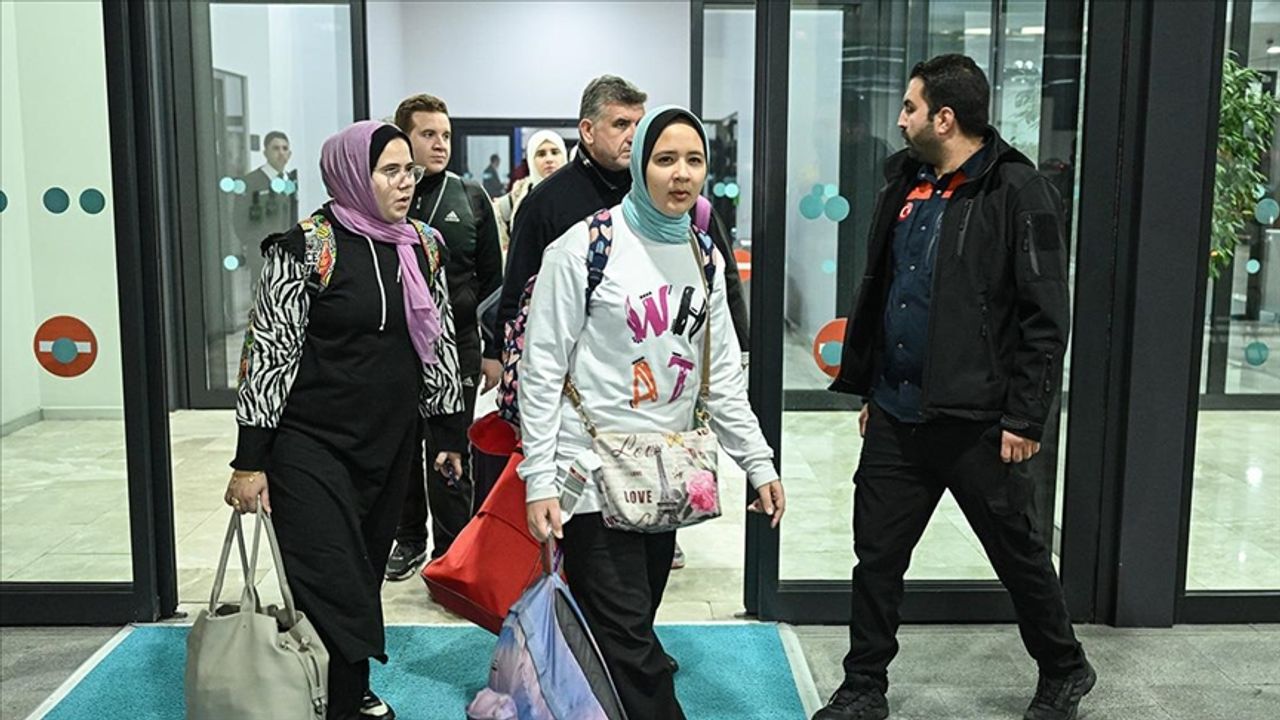 Gazze'den tahliye edilen 130 Türk vatandaşı İstanbul'a ulaştı