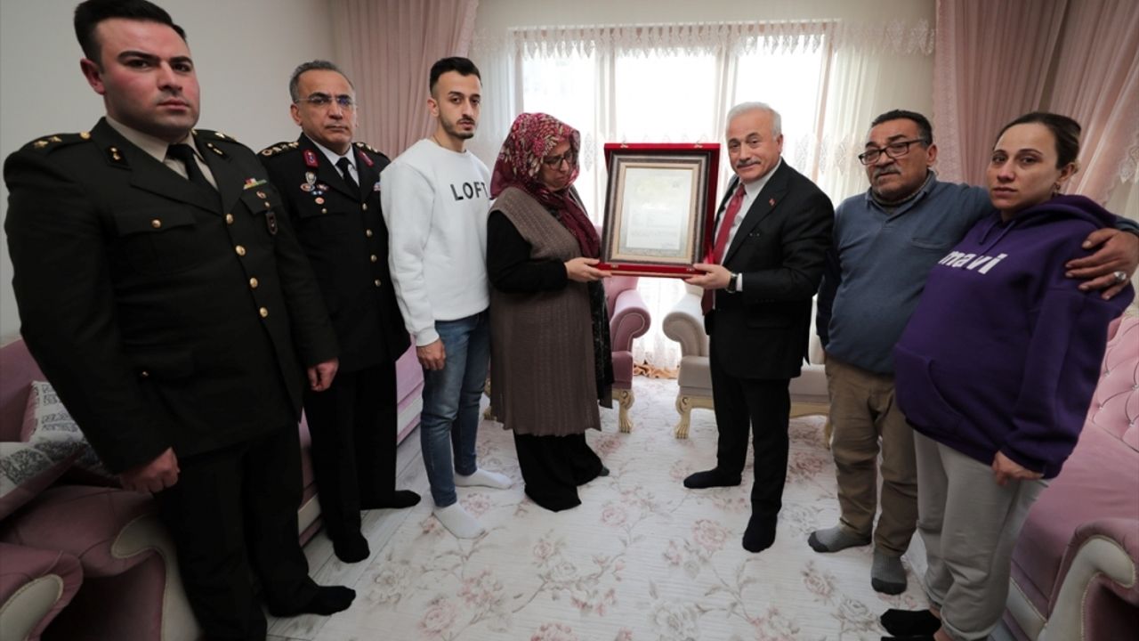 Aksaray'da şehit Piyade Üsteğmen Gökhan Delen'in ailesine şehadet belgesi verildi
