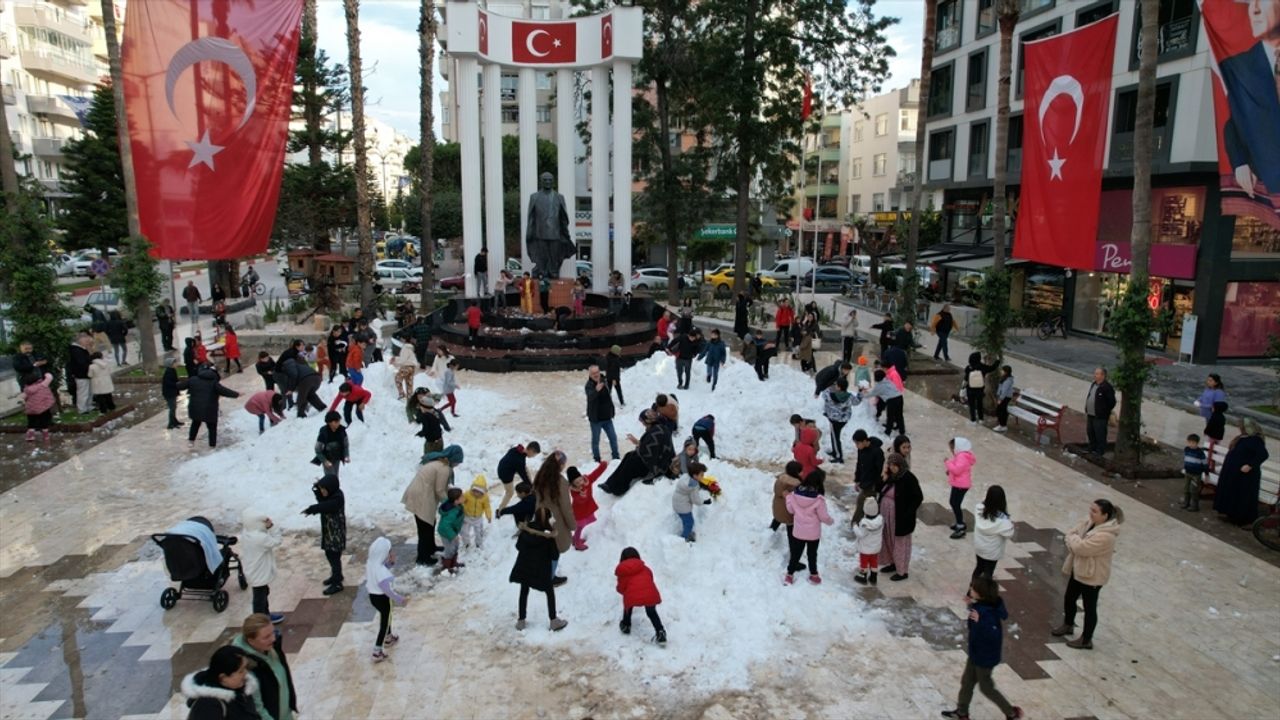 Antalya'da çocuklar kamyonla getirilen karla eğlendi