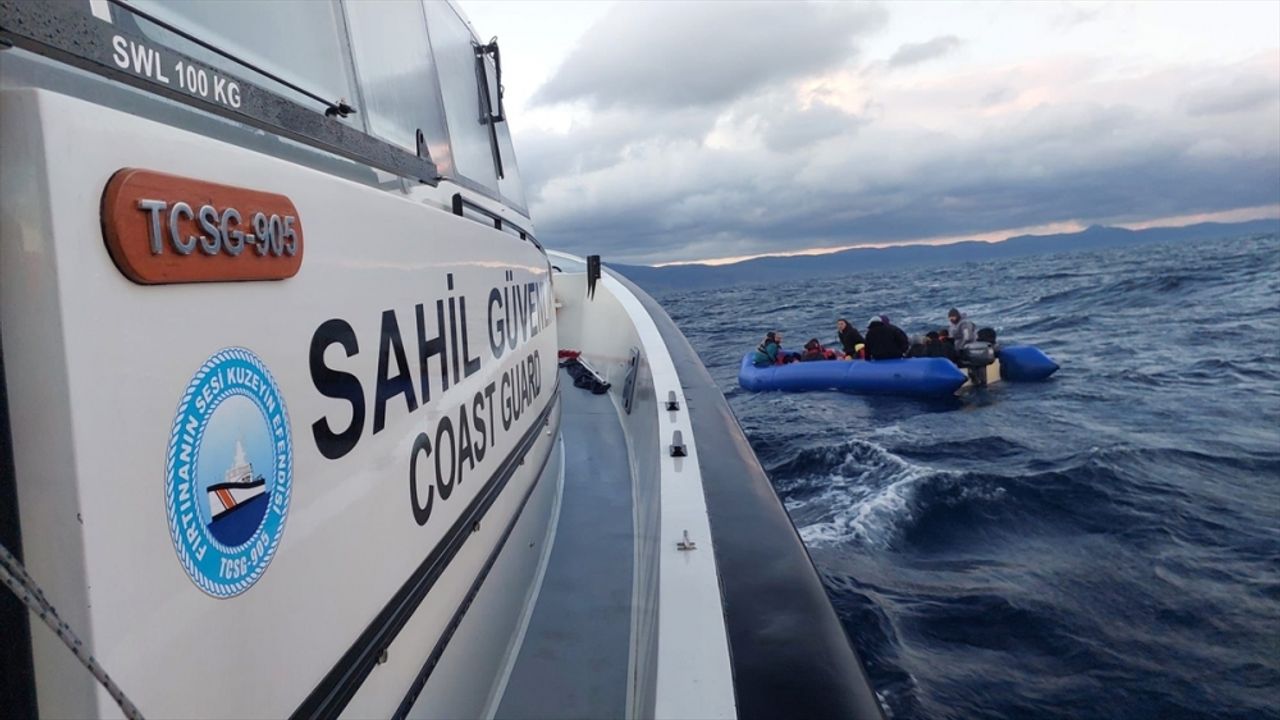 Çanakkale açıklarında botları arızalanan 38 düzensiz göçmen kurtarıldı
