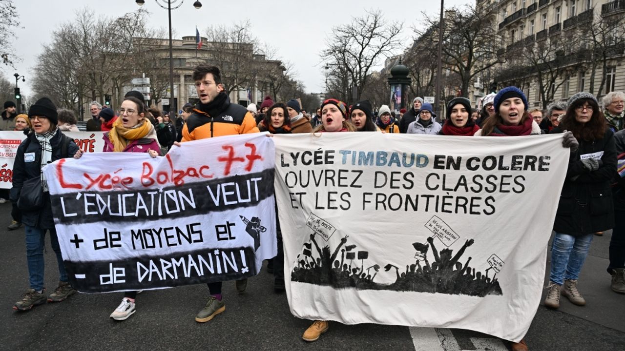 Fransa'da hükümetin tartışmalı göç yasası protesto edildi - 24 Saat Gazetesi