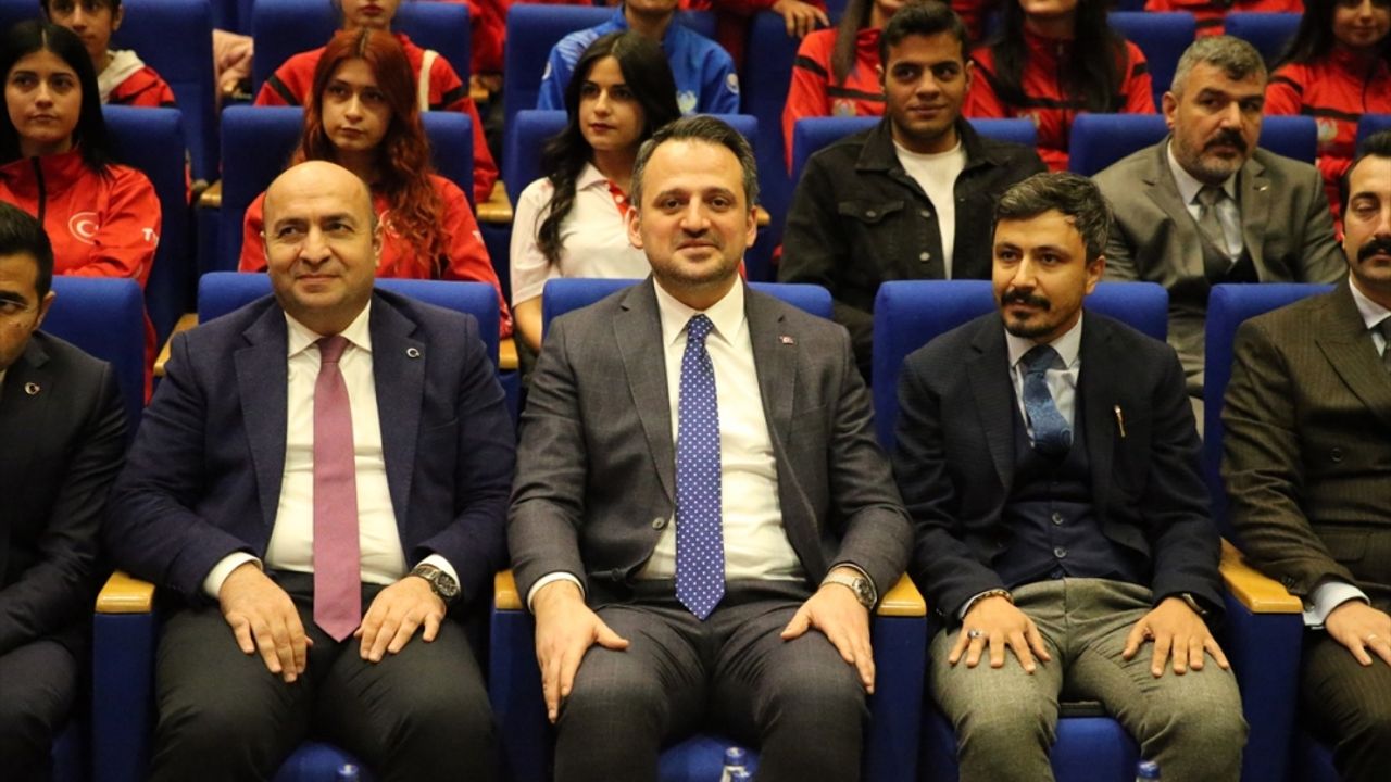 Gençlik ve Spor Bakan Yardımcısı Enes Eminoğlu Diyarbakır'da gençlerle buluştu