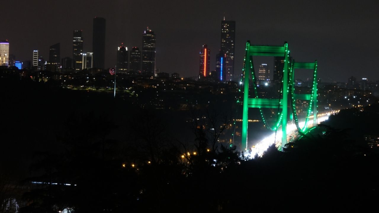İstanbul'daki iki köprü rahim ağzı kanseri farkındalığı için ışıklandırıldı