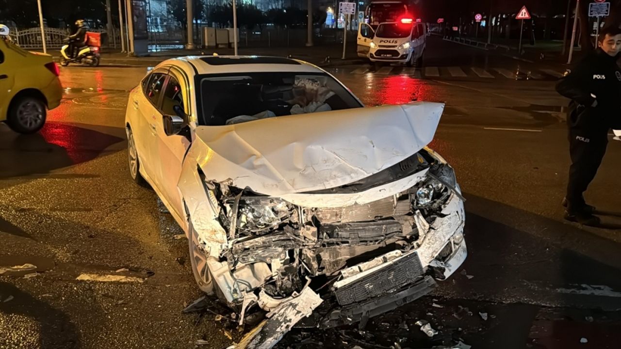 Kocaeli'de servis minibüsüyle otomobilin çarpıştığı kazada 4 kişi yaralandı