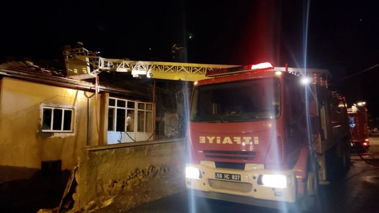 Nevşehir'de bir evin çatısında çıkan yangın söndürüldü