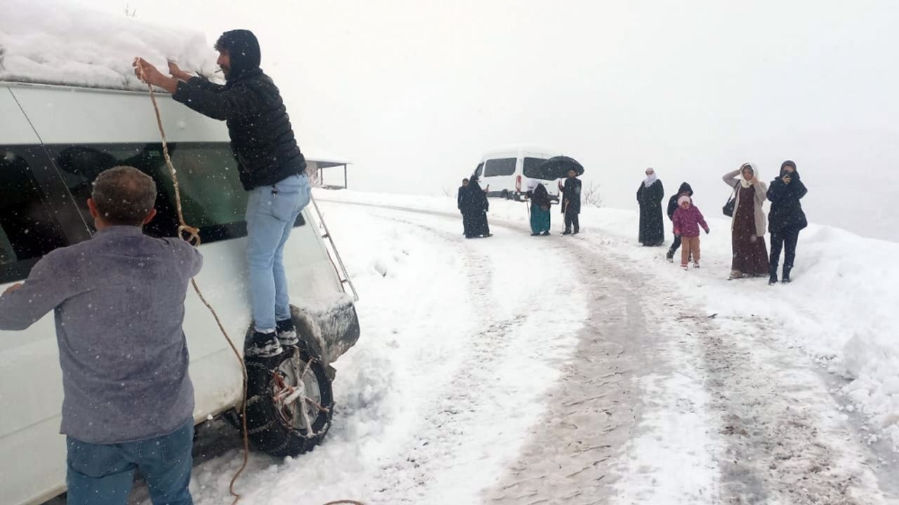 Siirt'te kar nedeniyle yolda mahsur kalan vatandaşlar kurtarıldı
