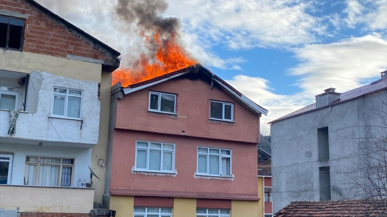 Sinop'ta 4 katlı binada çıkan yangın hasara yol açtı