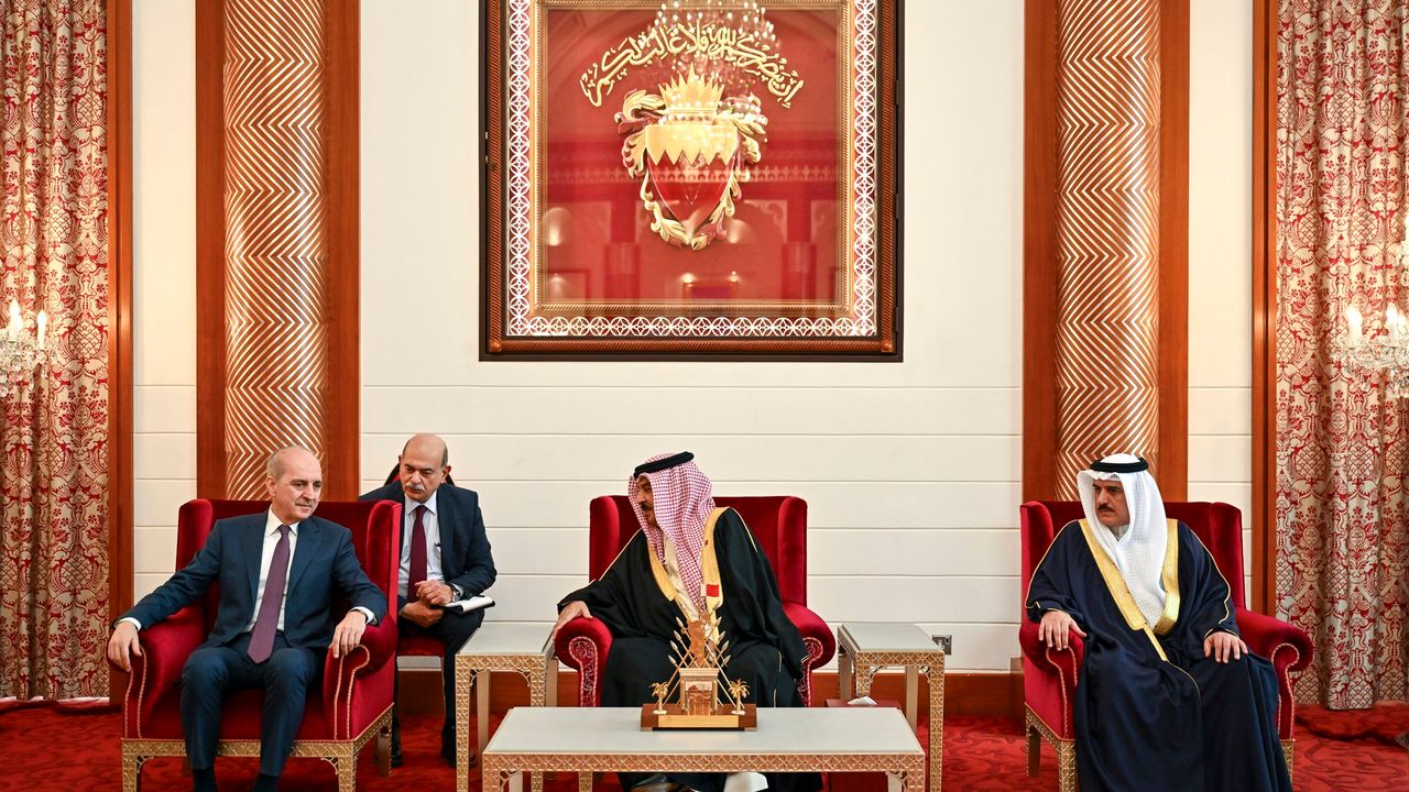 TBMM Başkanı Kurtulmuş, Bahreyn Kralı Al Khalifa ile bir araya geldi