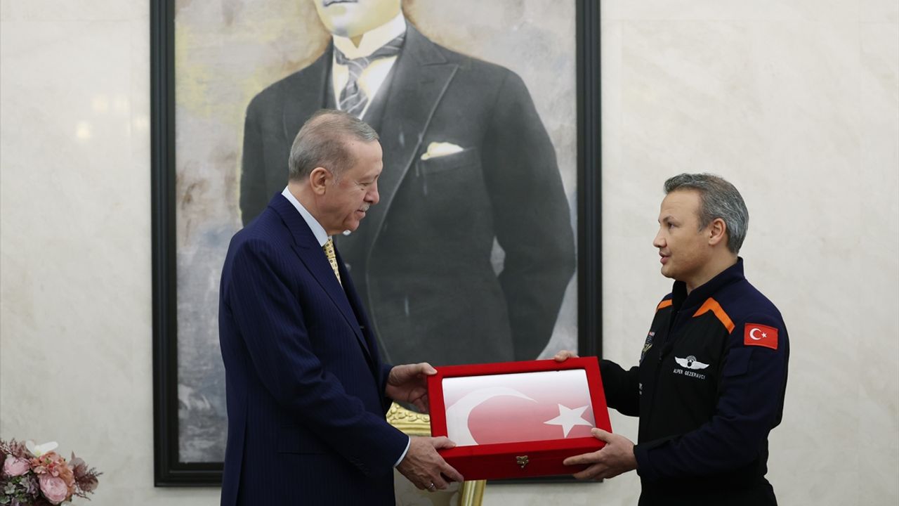Cumhurbaşkanı Erdoğan ilk Türk astronot Gezeravcı ile görüştü