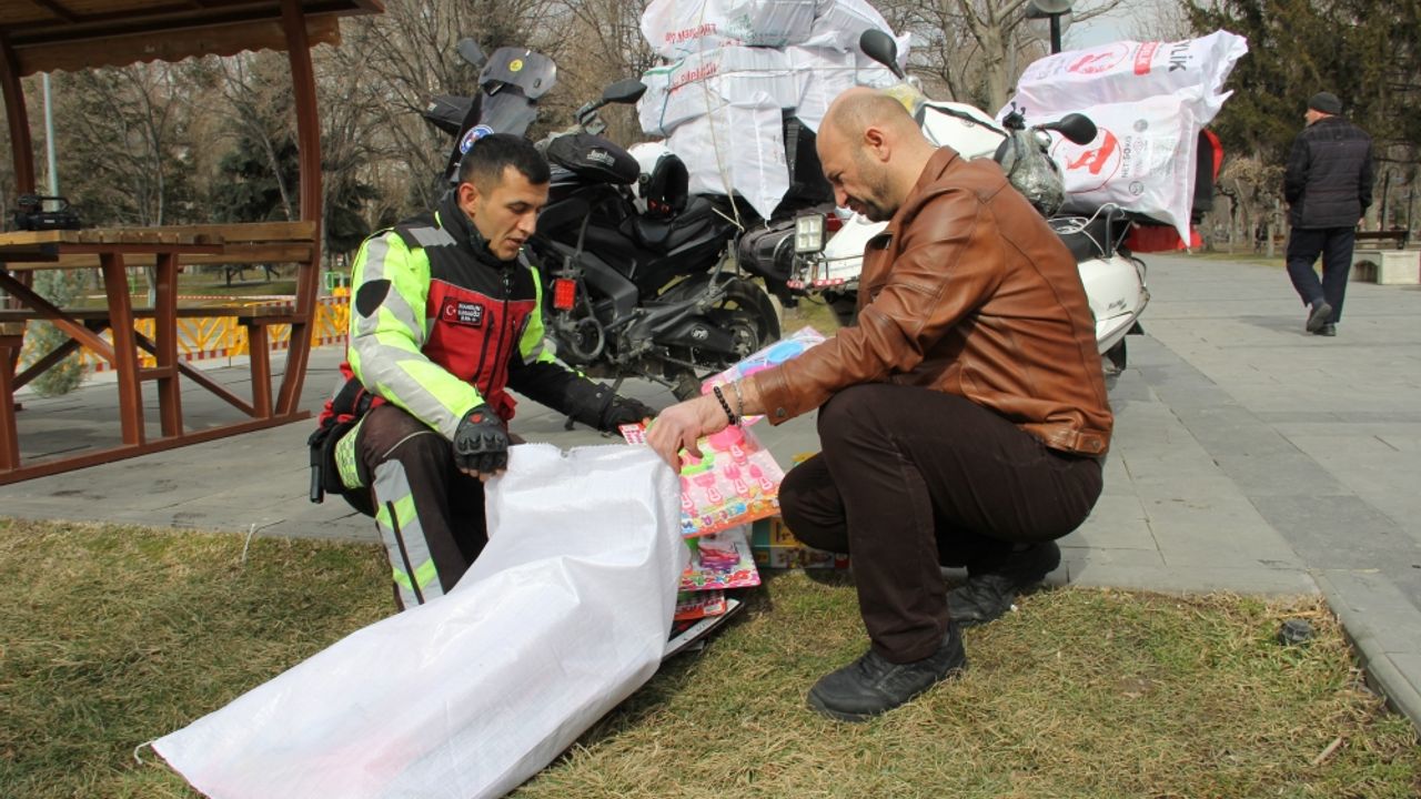 6 ŞUBAT DEPREMLERİNİN BİRİNCİ YILI - Motosikletli kuryeler topladıkları oyuncakları Hatay'daki depremzede çocuklara götürdü