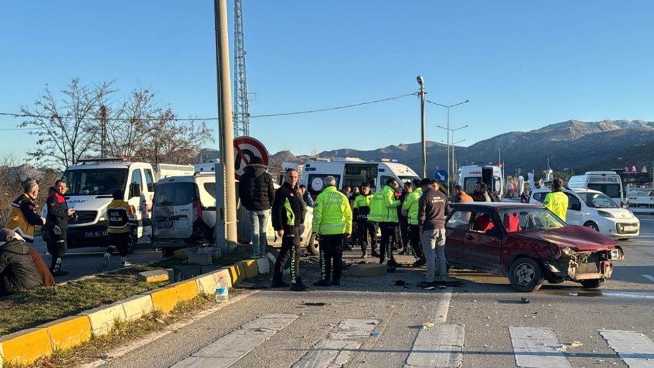 Afyonkarahisar'da 4 aracın karıştığı trafik kazasında 10 kişi yaralandı