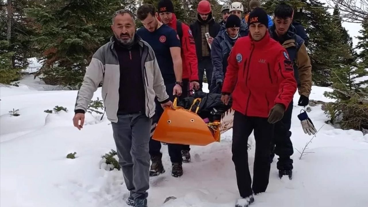 Aladağlar'da ayağı kırılan dağcı kurtarıldı