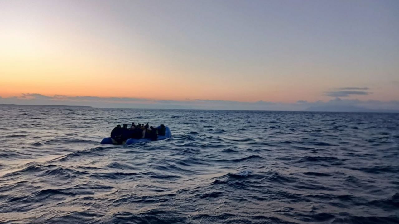 Ayvalık açıklarında 51 düzensiz göçmen kurtarıldı