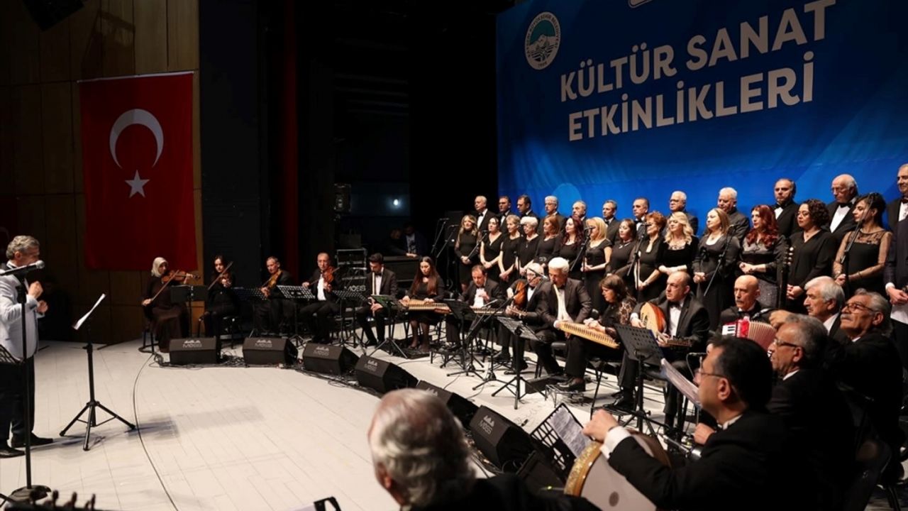 Başkan Büyükkılıç, Türk Sanat Müziği Kent Korusu'nun konserine katıldı
