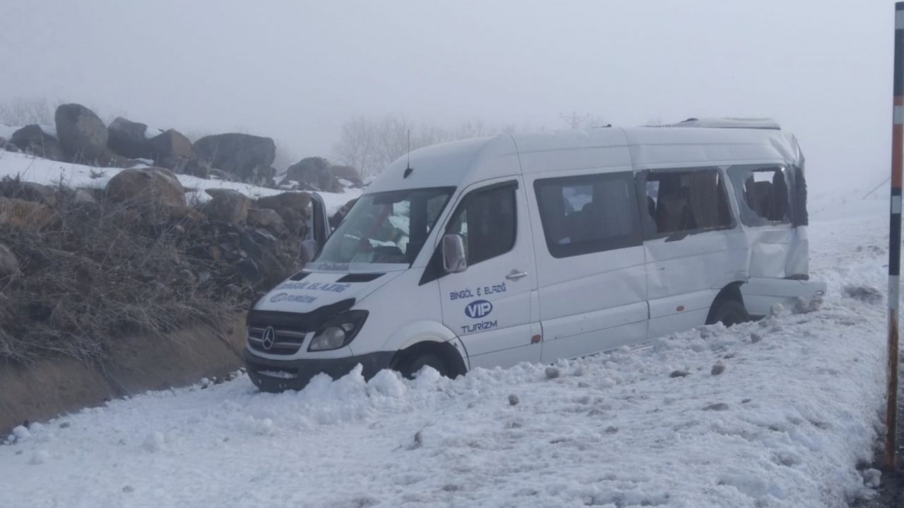 Bingöl'de minibüs ile hafif ticari aracın çarpıştığı kazada 7 kişi yaralandı