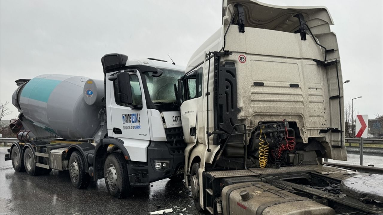 Edirne'de beton mikseri ile ters yöne giren tırın çarpıştığı kazada 2 kişi yaralandı