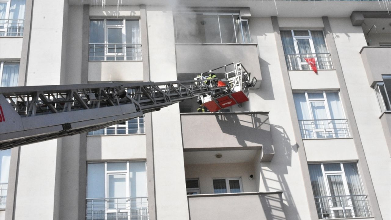 Erzurum'da apartman yangınında dumandan etkilenen kadın ve çocuk tedaviye alındı