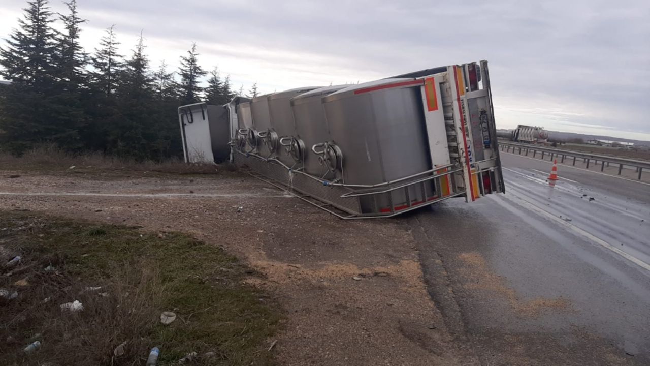 Eskişehir'de süt tankeriyle otomobilin çarpışması sonucu 3 kişi yaralandı