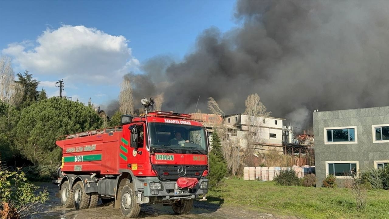 GÜNCELLEME 2 - Kocaeli'de bir fabrikada çıkan yangın kontrol altına alındı