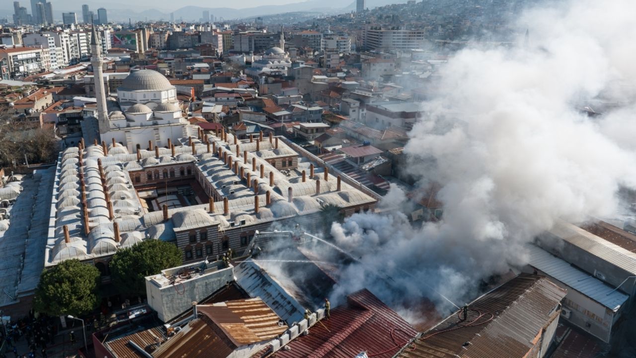 GÜNCELLEME - İzmir'de Kemeraltı Çarşısı'ndaki bir iş merkezinde yangın çıktı