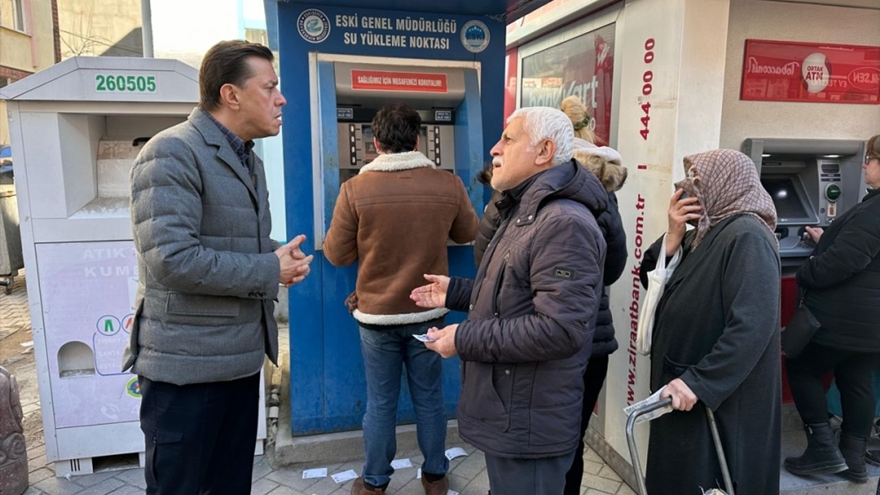 Hatipoğlu, Eskişehir'de sumatik cihazı sırasındaki vatandaşlarla sohbet etti