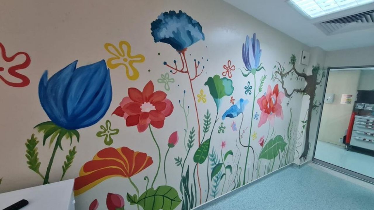 Hemşireler kök hücre nakli bekleyen çocuklar için hastane koridorunu boyayarak renklendirdi