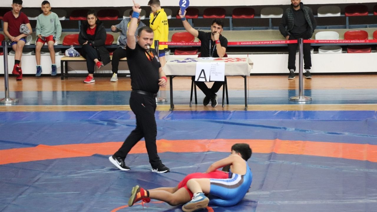 Karaman'da okul sporları yıldızlar güreş grup müsabakaları başladı