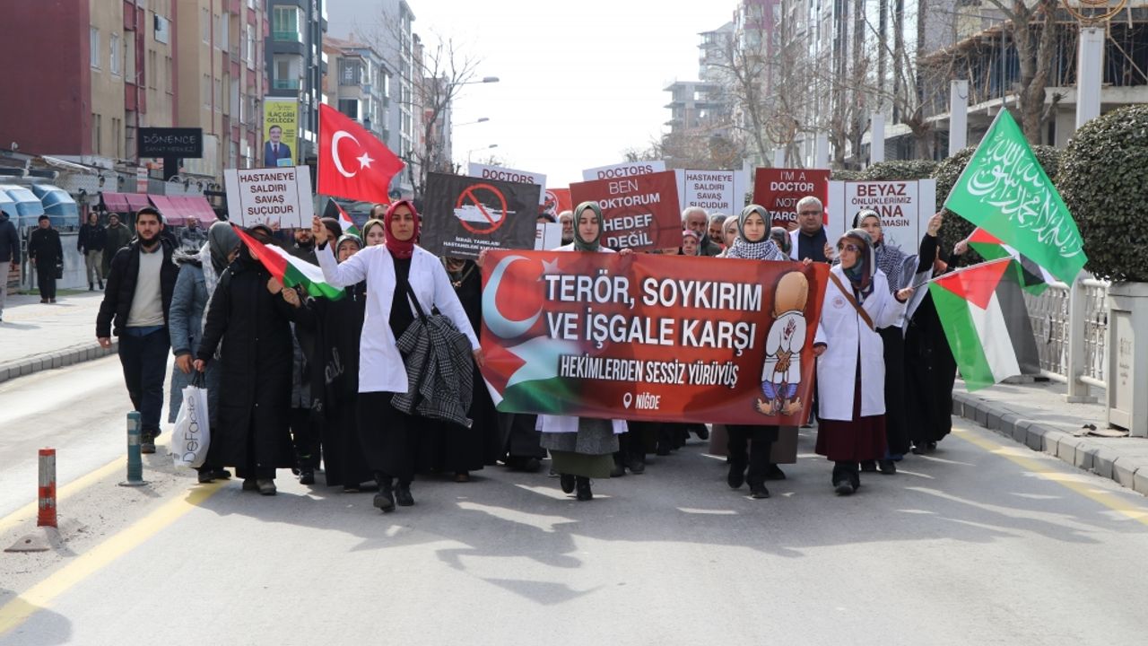 Niğde ve Kayseri'de sağlık çalışanları Gazze için "sessiz yürüyüş" yaptı