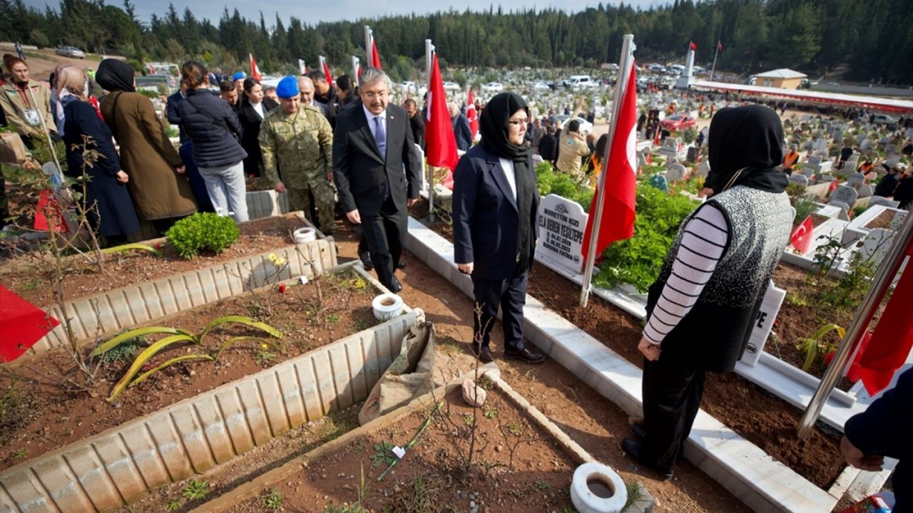 Osmaniye'de depremlerde hayatını kaybedenler mezarları başında anıldı