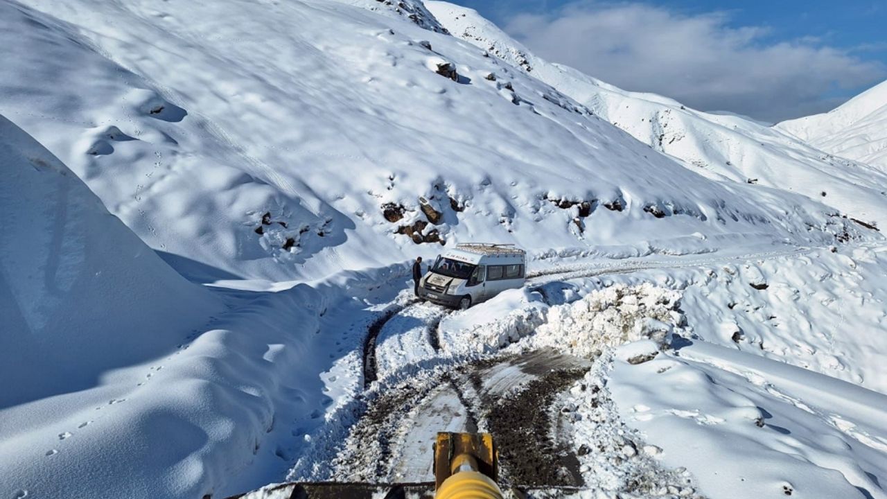Siirt-Şırnak kara yolunda kar nedeniyle mahsur kalan araçlar kurtarıldı