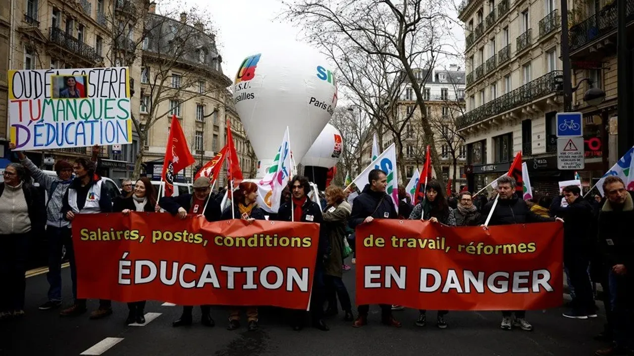 Paris'li öğretmenler isyanda: Maaş artışı talep ediliyor