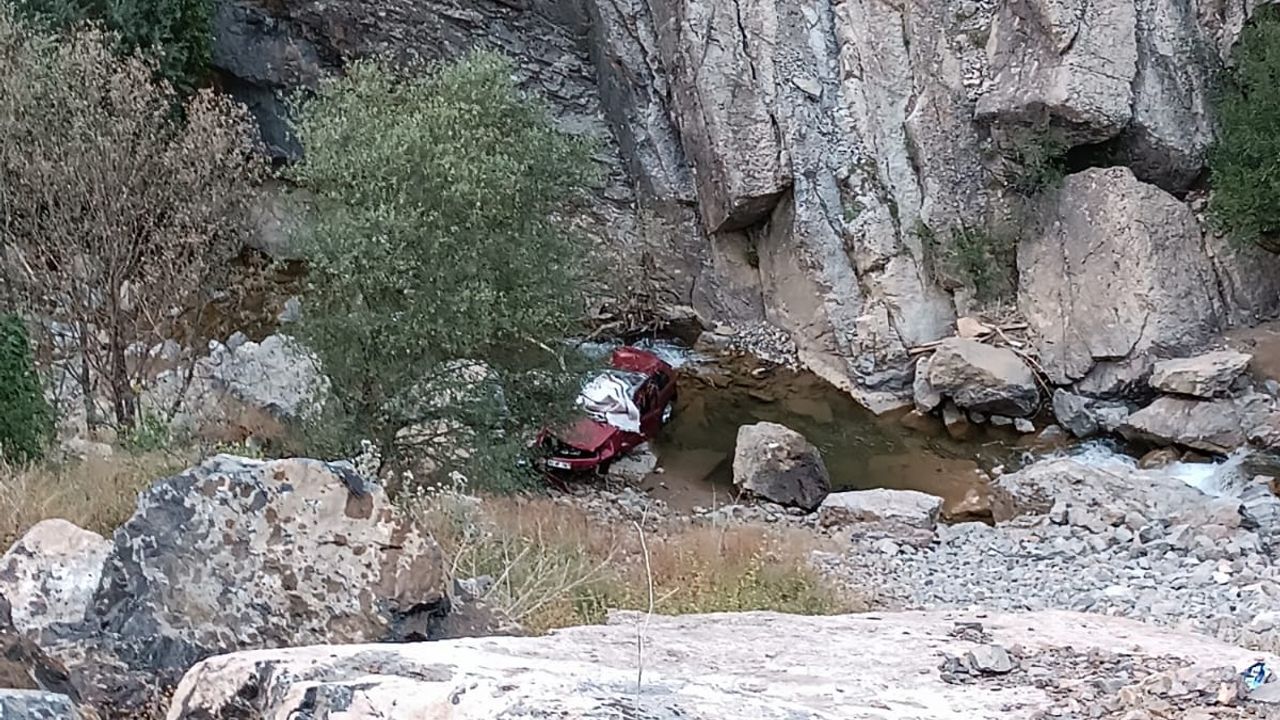 Gümüşhane'de dere yatağına yuvarlanan otomobilin sürücüsü yaralandı