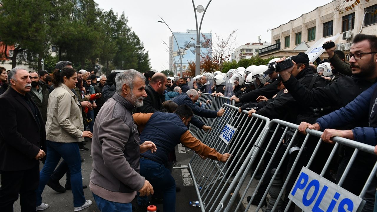 Görevlendirme yapılan Batman Belediyesi önünde polise mukavemette bulunan 9 kişi gözaltına alındı - 24 Saat Gazetesi