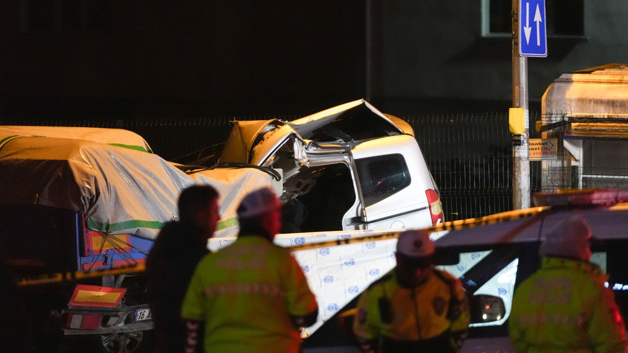İstanbul Sultanbeyli'de polisten kaçan aracın tıra çarptığı trafik kazasında 1 ölü, 1 yaralı
