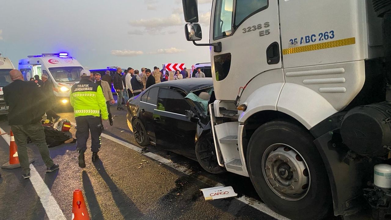 Van'da tankere arabayla çarpışarak meydana gelen trafik kazasında 2 kişi hayatını kaybetti, 5 kişi yaralandı.