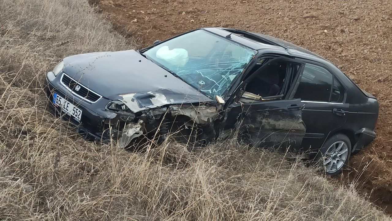 Tokat Yeşilyurt'ta kaza: 2 araç çarpıştı, 3 yaralı var.
