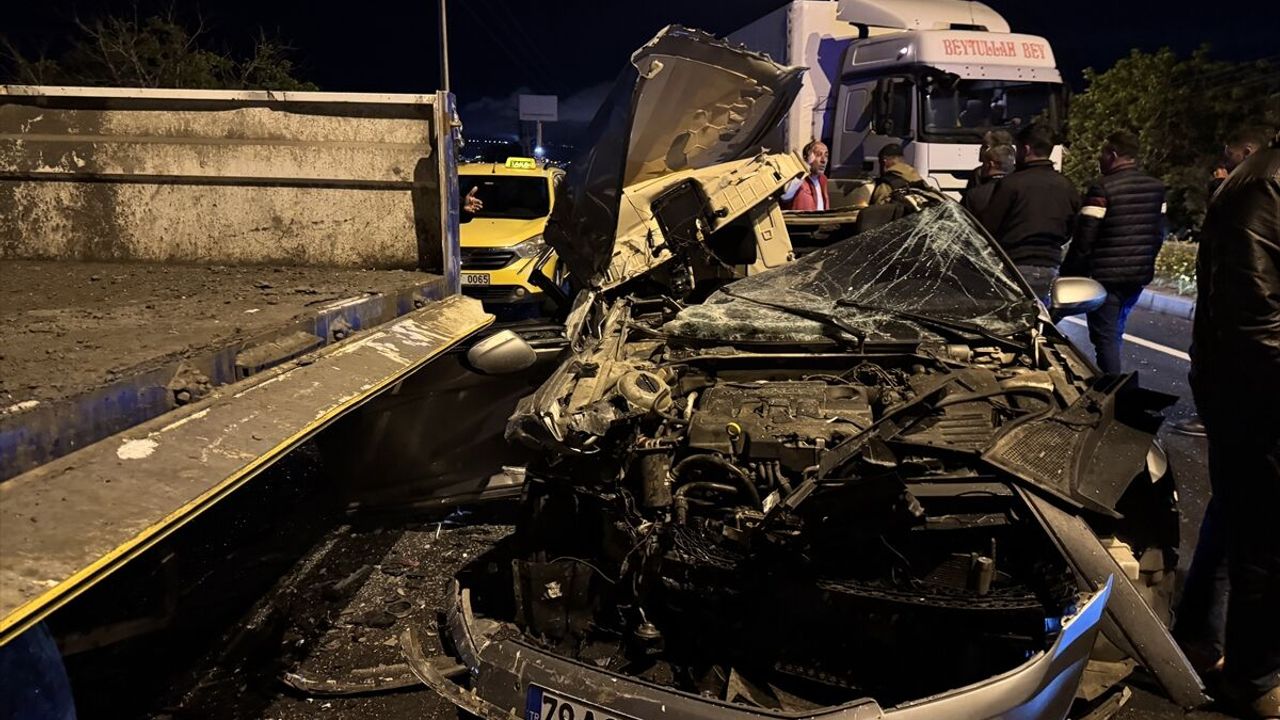 Kilis’teki trafik kazasında otomobil park halindeki tıra çarptı: 2 kişi yaralandı