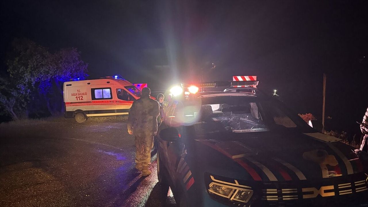SON DAKİKA: Bingöl Yedisu'da aracın dere yatağına devrildiği trafik kazasında 1 ölü, 1 yaralı
